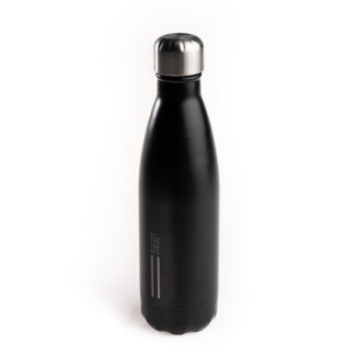 Zdjęcie: Na białym tle czarna butelka termiczna. Zakrętka odróżnia się od całej reszty – jest w kolorze metalicznym. Na dole butelki w pionie logo Muzeum Pamięci Sybiru.