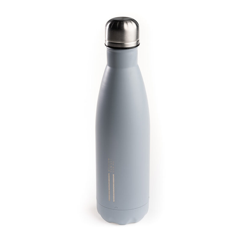 Zdjęcie: Na białym tle szara butelka termiczna. Zakrętka odróżnia się od całej reszty – jest w kolorze metalicznym. Na dole butelki w pionie logo Muzeum Pamięci Sybiru.