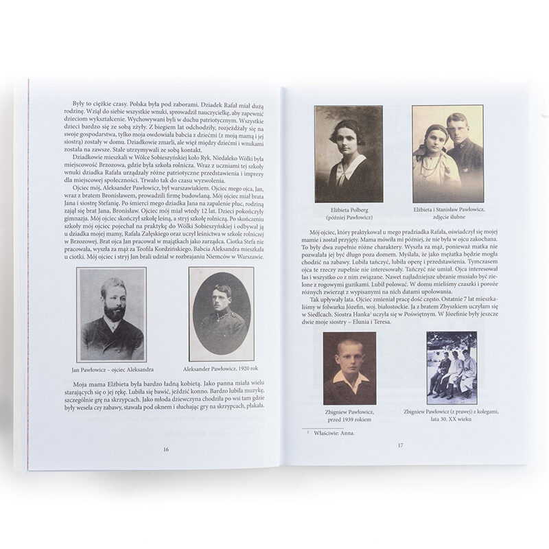 Zdjęcie: Na białym tle wnętrze książki. Na obu stronach tekst wspomnień przeplatany fotografiami różnych członków rodziny.