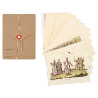 Zdjęcie: Na białym tle brązowa teka. Obok niej pocztówki. Rozłożone pocztówki tworzą wachlarz. Najlepiej widoczna jest pierwsza pocztówka przedstawiająca Jakutów. Mają oni kolorowe, ozdobne, długie płaszcze.