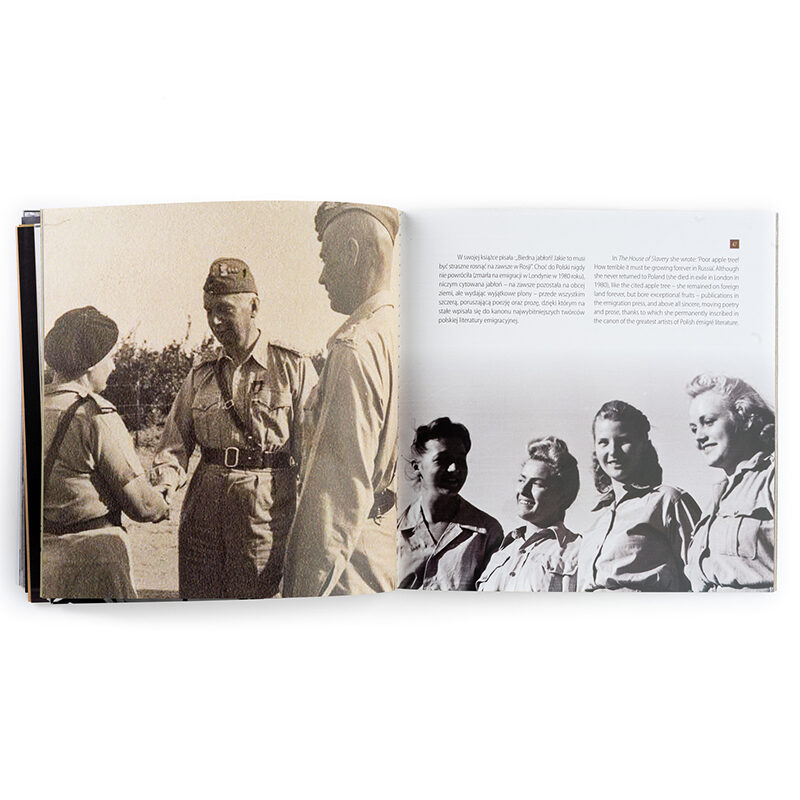 Zdjęcie: Na białym tle wnętrze książki. Na stronie lewej fotografia w sepii przedstawiająca mężczyznę w mundurze ściskającego dłoń kobiety. Na stronie prawej czarno-biała fotografia przedstawiająca grupkę kobiet. Nad fotografią dwie kolumny tekstu - jedna w języku polskim, druga w angielskim.
