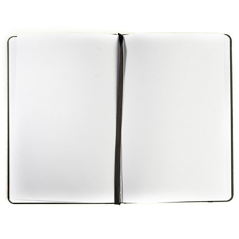 Zdjęcie: Na białym tle rozłożony na pół czarny notes. Kartki w notesie są białe. Na środku czarna tasiemka.