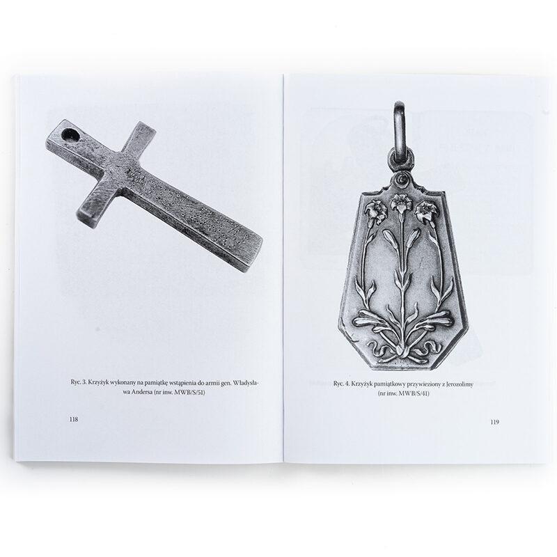 Zdjęcie: Na białym tle wnętrze książki. Na stronie lewej tylko rycina przedstawiająca "krzyżyk wykonany na pamiątkę wstąpienia do armii gen. Władysława Andersa". Na stronie prawej tylko rycina przedstawiająca "krzyżyk pamiątkowy przywieziony z Jerozolimy"