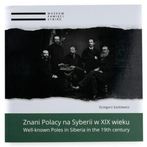 Zdjęcie: Na białym tle okładka książki. 2/3 okładki zajmuje czarno-biała fotografia przedstawiająca grupkę mężczyzn. Niżej podpisany autor książki - Grzegorz Zackiewicz. Jeszcze niżej zielony pasek, na nim białymi literami tytuł książki "Znani Polacy na Syberii w XIX wieku". Na samym dole tytuł książki w języku angielskim.
