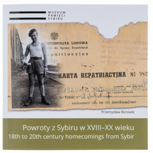 Zdjęcie: Na białym tle okładka książki. 2/3 książki zajmuje grafika przedstawiająca fragment karty repatriacyjnej, a na niej zdjęcie uśmiechniętego mężczyzny ubranego w podkoszulek i krótkie spodenki. Z beretem na głowie. Niżej podpisany autor książki - Przemysław Borowik. Jeszcze niżej zielony pasek, na nim tytuł książki w kolorze białym "Powroty z Sybiru w XVIII-XX wieku". Na samym dole tytuł w języku angielskim.