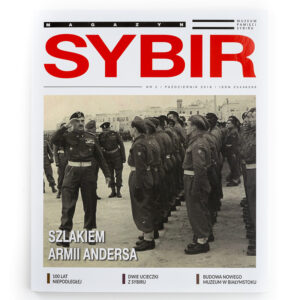 Zdjęcie: Na białym tle okładka magazynu. Okładka także w kolorze białym. U góry na czarnym tle biały napis "magazyn", obok logo Muzeum Pamięci Sybiru. Pod spodem wielkimi, czerwonymi literami napis „Sybir”. Napis zajmuje jedną/czwartą okładki. Niżej czarno-biała fotografia przedstawiająca Władysława Andresa stojącego przed grupą żołnierzy ustawionych w trzech rzędach. U dołu zdjęcia wielkimi literami napis „Szlakiem armii Andersa”. Na samym dole w trzech kolumnach tytułu artykułów: „100 lat Niepodległej”, „Dwie ucieczki z Sybiru”, „Budowa Nowego Muzeum w Białymstoku”.