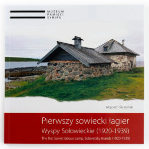 Zdjęcie: Na białym tle okładka książka. 2/3 okładki zajmuje kolorowa fotografia przedstawiająca dwa, niskie budynki. Ściany budynków wykonane są z cegieł i różnej wielkości kamieni. Dach ze stali z kominem. Fotografie wykonano na Wyspie Zajęczej. Pod fotografią podpisany autor - Wojciech Śleszyński. Niżej czerwony pasek, na nim tytuł książki "Pierwszy sowiecki łagier. Wyspy Sołowieckie (1920-1939)". Na samym dole tytuł książki w języku angielskim.
