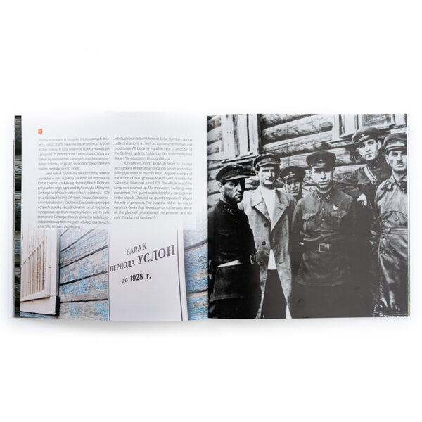 Zdjęcie: Na białym tle wnętrze książki. Na stronie lewej fragment budynku z białą tablicą. Na niej napisy w języku rosyjskim. Nad fotografią dwie kolumny tekstu - jedna w języku polskim, druga w angielskim. Na stronie prawej czarno-biała fotografia przedstawiającą grupkę mężczyzn.