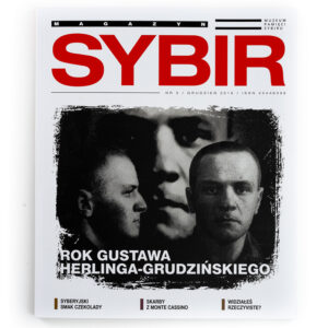 Zdjęcie: Na białym tle okładka magazynu. Okładka także w kolorze białym. U góry na czarnym tle biały napis „magazyn”, obok logo Muzeum Pamięci Sybiru. Pod spodem wielkimi, czerwonymi literami napis „Sybir”. Napis zajmuje jedną/czwartą okładki. Niżej czarno-biała fotografia przedstawiająca Gustawa Herlinga-Grudzińskiego, po lewej stronie twarz pisarza z profilu, po prawej twarz na wprost. U dołu zdjęcia wielkimi literami napis „Rok Gustawa Herlinga-Grudzińskiego”. Na samym dole w trzech kolumnach tytułu artykułów: „Syberyjski smak czekolady”, „Skarby z Monte Cassino”, „Widziałeś rzeczyviste?”
