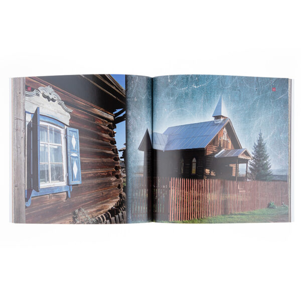 Zdjęcie: Na białym tle wnętrze książki. Na stronie lewej kolorowa fotografia przedstawiająca fragment drewnianego budynku z niebieskimi okiennicami. Na stronie prawej kolorowa fotografia przedstawiająca niewielki, drewniany kościół.