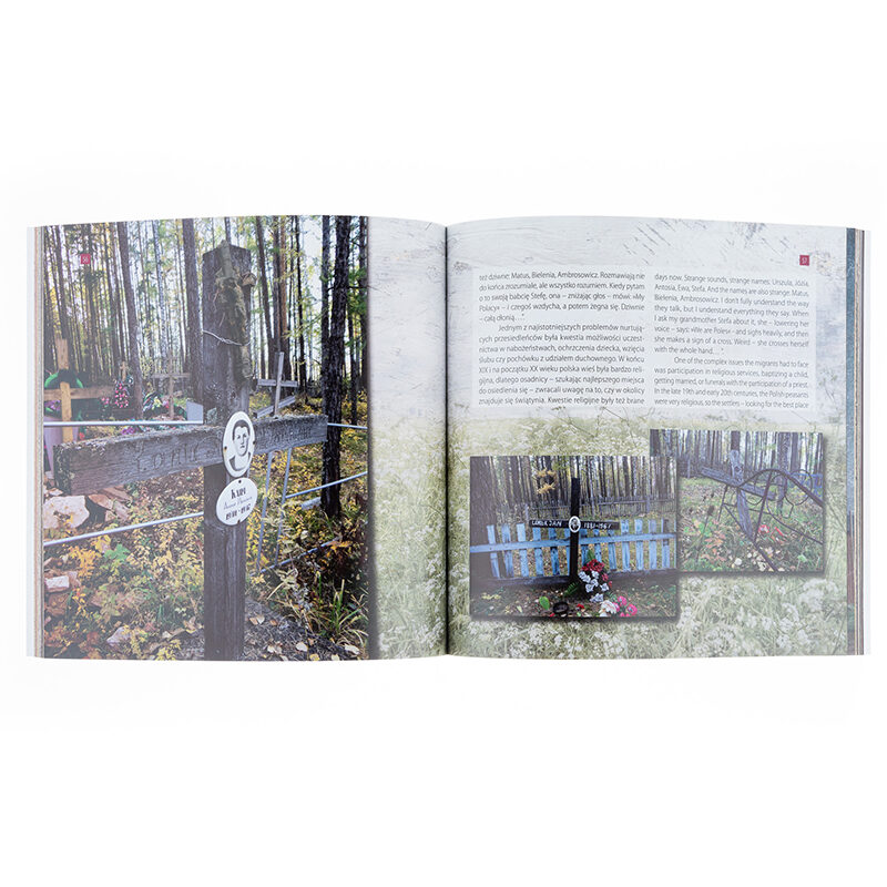 Zdjęcie: Na białym tle wnętrze książki. Na stronie lewej zdjęcie nagrobka na cmentarzu. Na stronie prawej dwie fotografie przedstawiające nagrobki. Nad zdjęciami dwie kolumny tekstu - jedna w języku polskim, druga w angielskim.