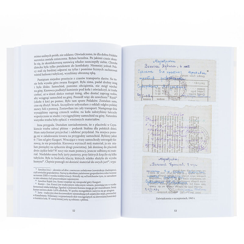 Zdjęcie: Na białym tle wnętrze książki. Na stronie lewej tekst wspomnień. Na stronie prawej trzy skrawki różnych dokumentów, podpisane "Zaświadczenia o szczepieniach 1943 r.".