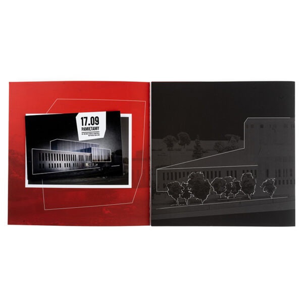 Zdjęcie: Na białym tle wnętrze albumu. Strona lewa w kolorze czerwonym, na jej środku pocztówka z budynkiem muzeum i napisem "17.09 Pamiętamy. 80. rocznica agresji sowieckiej na Polskę 1939-2019". Na stronie prawej kontynuacja szkicu muzeum z okładki albumu.