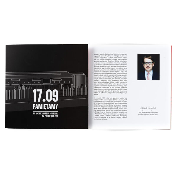 Zdjęcie: Na białym tle rozłożony album. Strona lewa to okładka albumu. Na stronie prawej wstęp napisany przez dyrektora Muzeum Pamięci Sybiru. Obok tekstu zdjęcie dyrektora – Wojciecha Śleszyńskiego.