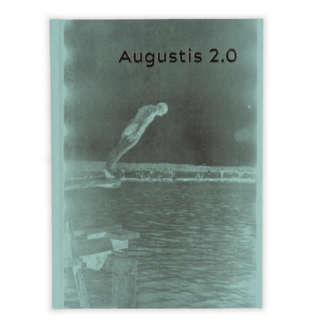 Zdjęcie: Na białym tle okładka książki. Okładka w kolorze zielonym. W prawym, górnym rogu napis "Augustis 2.0". Na całej okładce zdjęcie mężczyzny skaczącego do wody. Zdjęcie wygląda jak negatyw nałożony na okładkę – ciemniejsze miejsca są w kolorze ciemnoszarym, reszta w kolorze okładki.