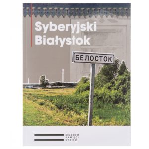 Zdjęcie: Na białym tle okładka książki. Prawie całą powierzchnie okładki zajmuje grafika składająca się z fragmentu pola i tabliczki z nazwą miejscowości w języku rosyjskim. U góry ozdobny ornament. Na grafice tytuł książki "Syberyjski Białystok".