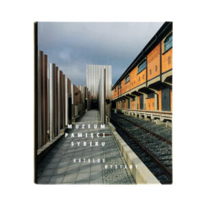 Zdjęcie: Na białym tle okładka katalogu wystawy stałej. Na okładce zdjęcie wejścia głównego do muzeum. Na dole białym literami tekst "Muzeum Pamięci Sybiru Katalog wystawy".