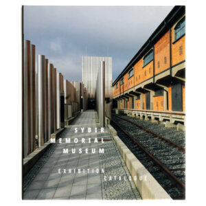 Zdjęcie: Na białym tle okładka katalogu wystawy stałej. Na okładce zdjęcie wejścia głównego do muzeum. Na dole białym literami tekst w języku angielskim "Muzeum Pamięci Sybiru Katalog wystawy".
