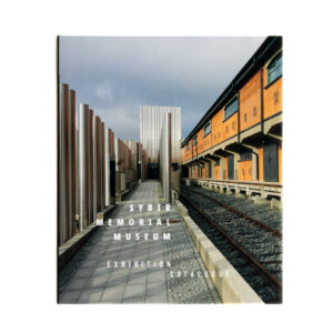 Zdjęcie: Na białym tle okładka katalogu wystawy stałej. Na okładce zdjęcie wejścia głównego do muzeum. Na dole białym literami tekst w języku angielskim - Muzeum Pamięci Sybiru Katalog wystawy.