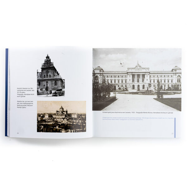 Zdjęcie: Na białym tle wnętrze książki. Na stronie 26 dwie fotografie. Jedna przedstawia kościół oo. Benedyktynów we Lwowie z lat 30. XX wieku, druga, z podobnego okresu, katedrę św. Jura we Lwowie. Na stronie 27 fotografia budynku Uniwersytetu Jana Kazimierza we Lwowie z roku 1925.