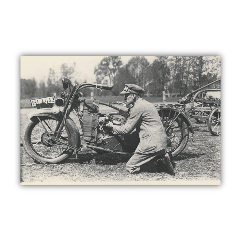 Stanisław Wladyczanski przy motocyklu Harley Davidson