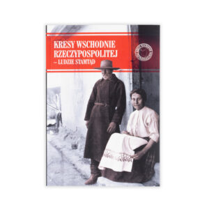 Zdjęcie: Na białym tle okładka książki. Całość okładki stanowi zdjęcie przedstawiające kobietę i mężczyznę. Mężczyzna ubrany jest w kapelusz i długi płaszcz. Stoi oparty o ścianę budynku. Kobieta siedzi na schodkach. Ubrana jest w białą koszulę, długą spódnicę i fartuch. Na górze czerwony, przezroczysty pasek. Na nim tytuł książki "Kresy Wschodnie Rzeczypospolitej - Ludzie stamtąd".