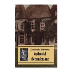 Zdjęcie: Na białym tle okładka książki. Całość okładki stanowi rysunek starego, piętrowego budynku. Na dole książki, w żółtej ramce, niewielkie czarno-białe zdjęcie kobiety w mundurze. Obok fotografii przedstawiona autorka - Ewa Cieńska-Fedorowicz. Niżej tytuł "Wędrówki niezamierzone".
