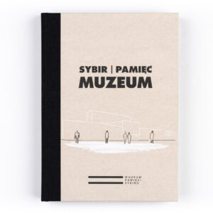 Zdjęcie: Na białym tle okładka książki "Sybir | Pamięć | Muzeum". Okładka w kolorze beżowym. Z lewej stron czarny pasek. Na górze wielkimi literami napis „Sybir” i „Pamięć”. Napisy rozdzielone są czarną kreską. Niżej napis „Muzeum”. Pod spodem delikatny zarys budynku. Przed budynkiem naszkicowanych kilka postaci. Najniżej logo Muzeum Pamięci Sybiru.