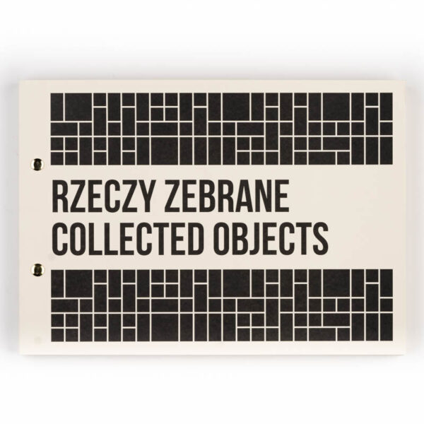 Zdjęcie: Na białym tle okładka katalogu eksponatów "Rzeczy zebrane". Okładka w kolorze kremowym. Na środku wielkimi literami napis „Rzeczy zebrane”, pod nim wielkimi literami napis „Collected objects”. U góry na prawie całą długość okładki czarny prostokąt. Prostokąt składa się z różnej wielkości kwadratów i prostokątów. Oddzielają je tylko cienkie linie w kolorze kremowym. Ten sam element graficzny powtarza się u dołu okładki.