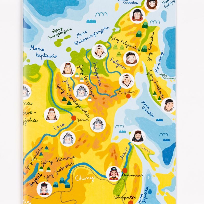 Zdjęcie: Na białym tle przód okładki kolorowanki. Okładka przestawia narysowany przez Darię Solak fragment mapy Syberii. Na danym fragmencie zaznaczono czternaście punktów. Są to niewielkie, białe kropki, a w każdej z nich jeden przedstawiciel ludu Syberii, który zamieszkuje oznaczony obszar geograficzny. Na przykład: Eskimos, Buriat czy też Nanaj.