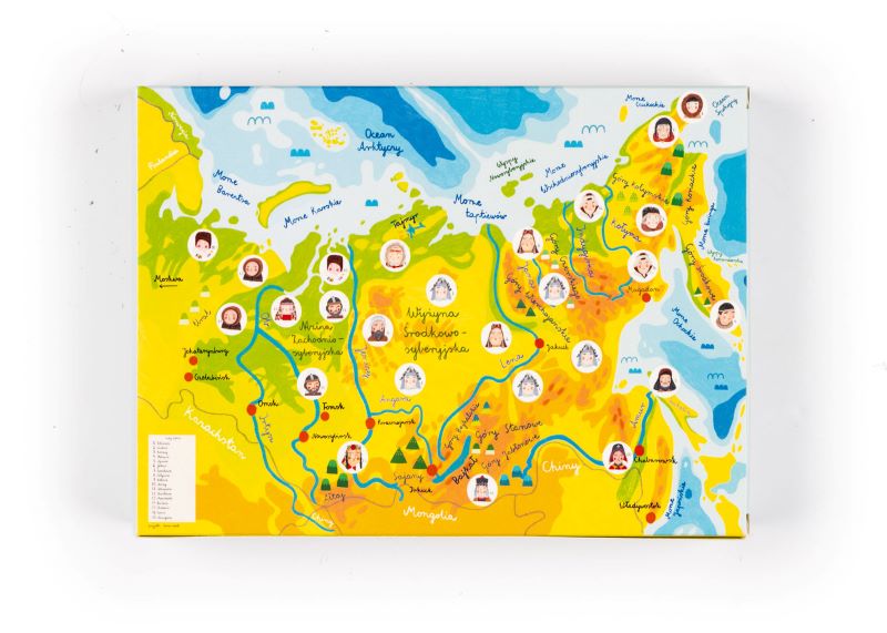 Zdjęcie: Na białym tle przód pudełka od puzzli. Na pudełku przedstawiono mapę Syberii narysowaną przez Darię Solak. Na mapie zaznaczono dwadzieścia sześć punktów. Są to niewielkie, białe kropki, a w każdej z nich jeden przedstawiciel ludu Syberii, który zamieszkuje znaczony obszar geograficzny. Na przykład: Eskimos, Buriat czy też Nanaj.