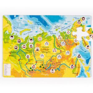 Zdjęcie: Na białym tle ułożone puzzle "ludy Syberii". W prawym, górnym rogu jeden puzzel został wyjęty i ułożony obok układanki. Puzzle przedstawiają mapę Syberii narysowaną przez Darię Solak. Na mapie zaznaczono dwadzieścia sześć punktów. Są to niewielkie, białe kropki, a w każdej z nich jeden przedstawiciel ludu Syberii, który zamieszkuje znaczony obszar geograficzny. Na przykład: Eskimos, Buriat czy też Nanaj.