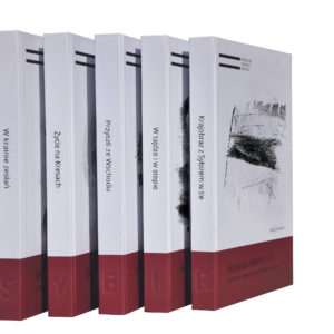 Pięć publikacji ustawionych bokiem. Na każdej z nich, na dole grzbietu okładek, znajduje się jedna litera. Razem Pięć grzbietów tworzy wyraz SYBIR.